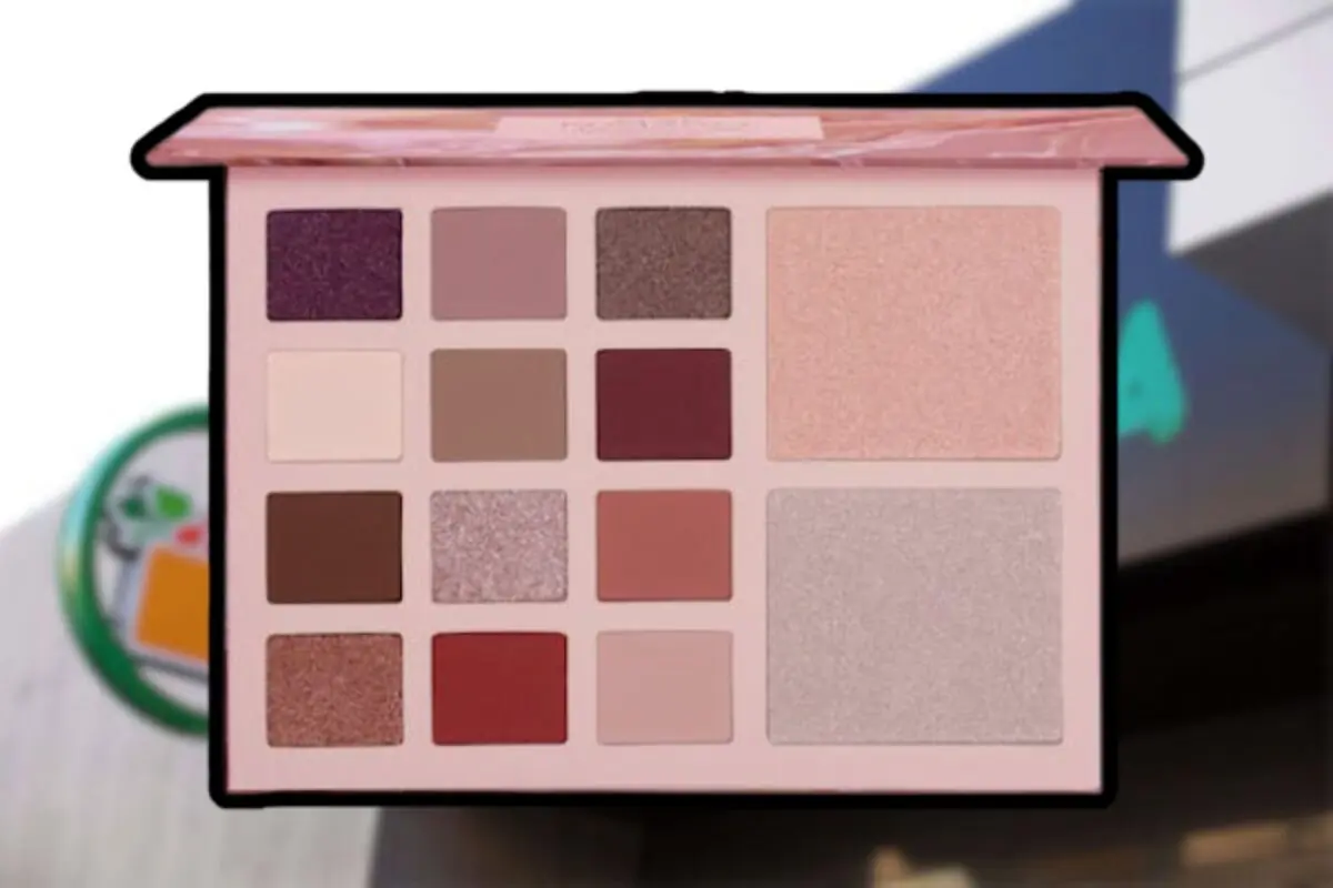 Paleta d’ombres d’ulls amb diversos tons en una caixa rectangular sobre un fons desenfocat