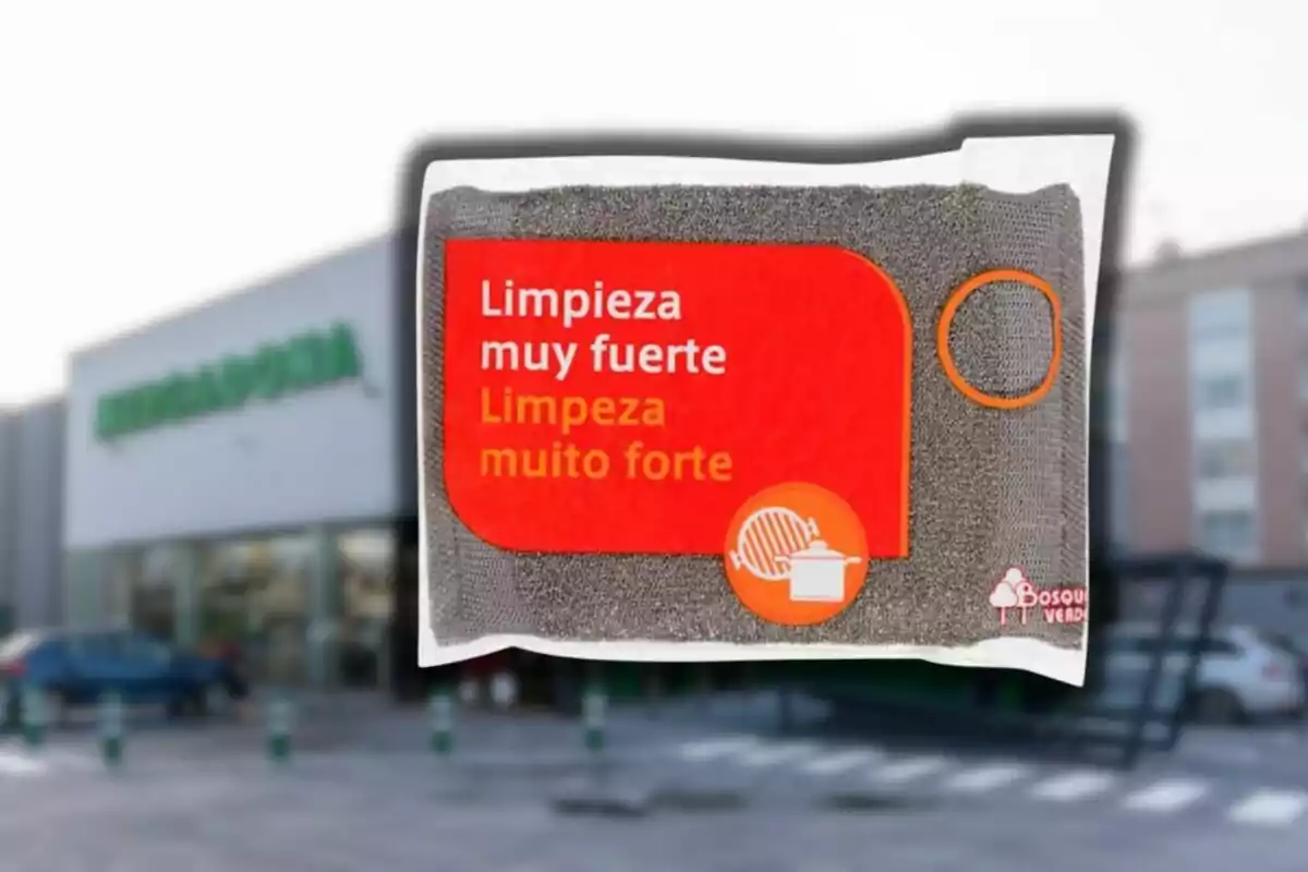 Estropajo de limpieza muy fuerte de la marca Bosque Verde con fondo de supermercado desenfocado