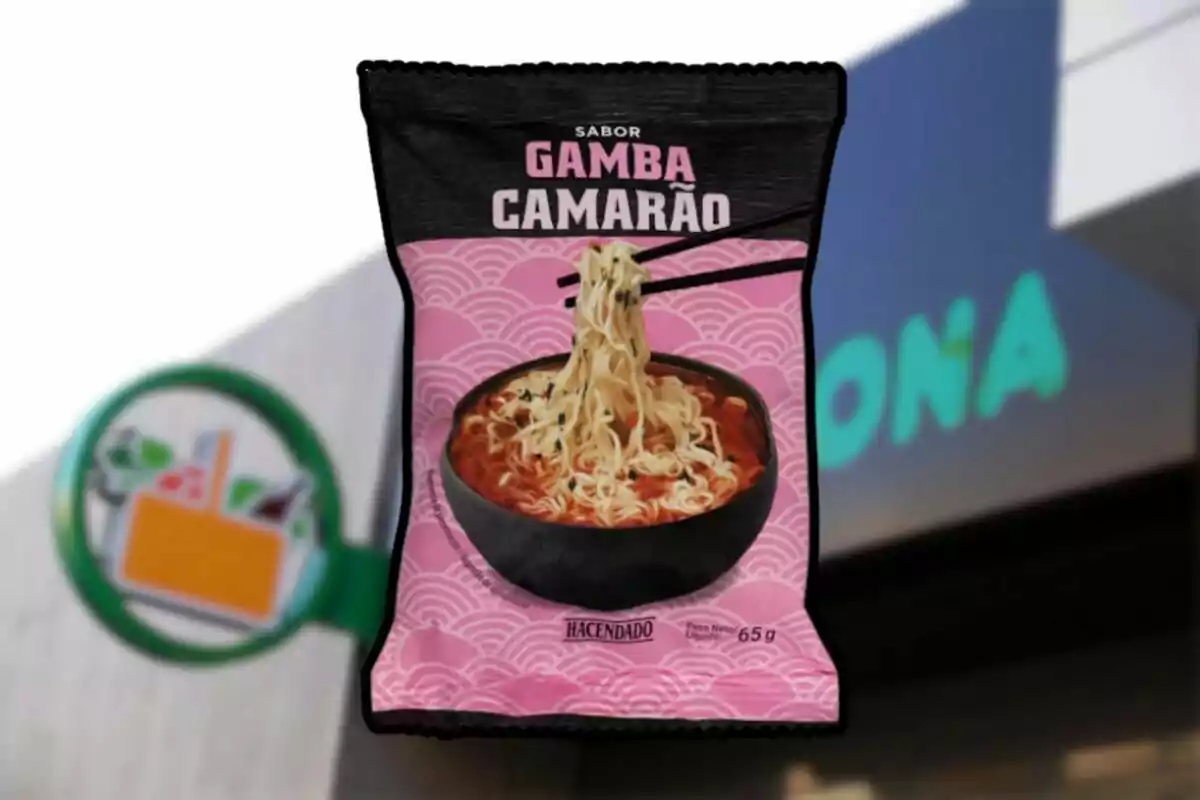 Paquet de fideus instantanis sabor gambes i llagostí de la marca Hacendado amb un fons de supermercat desenfocat