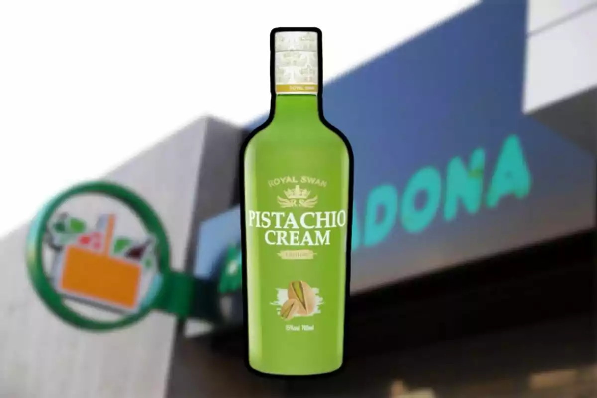 Ampolla de licor crema de festuc Royal Swan davant d’una botiga Mercadona desenfocada Ampolla de licor crema de festuc Royal Swan davant d’una botiga Mercadona desenfocada