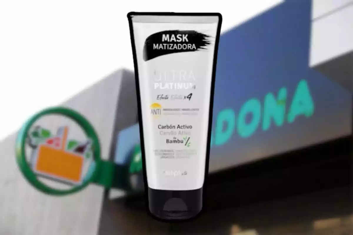 Mascarilla matizadora Ultra Platinum con carbón activo y bambú de la marca Deliplus frente a una tienda Mercadona desenfocada
