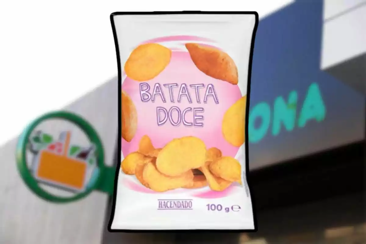 Bossa de xips de moniato de la marca Hacendado de 100 grams davant d’una botiga Mercadona desenfocada.