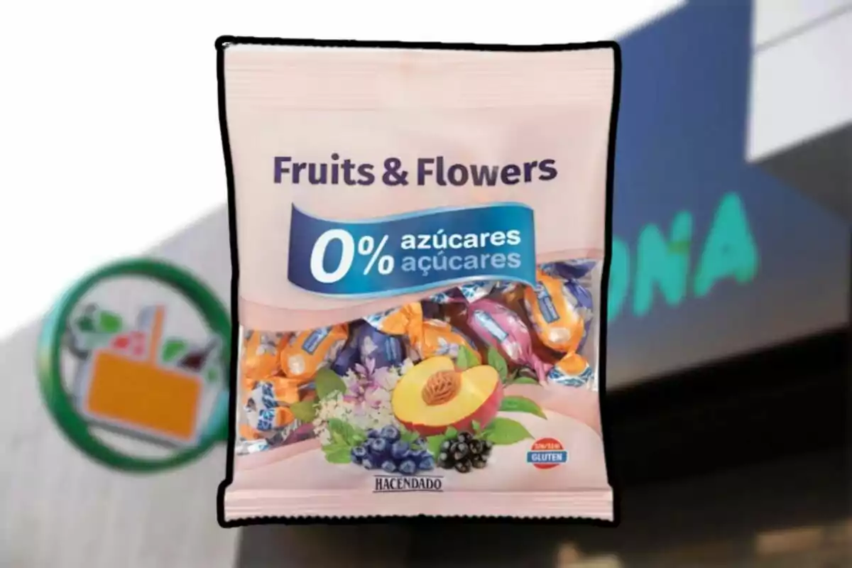 Bolsa de caramelos Fruits & Flowers sin azúcares añadidos de la marca Hacendado frente a un supermercado Mercadona Bolsa de caramelos Fruits & Flowers sin azúcares añadidos de la marca Hacendado frente a un supermercado Mercadona