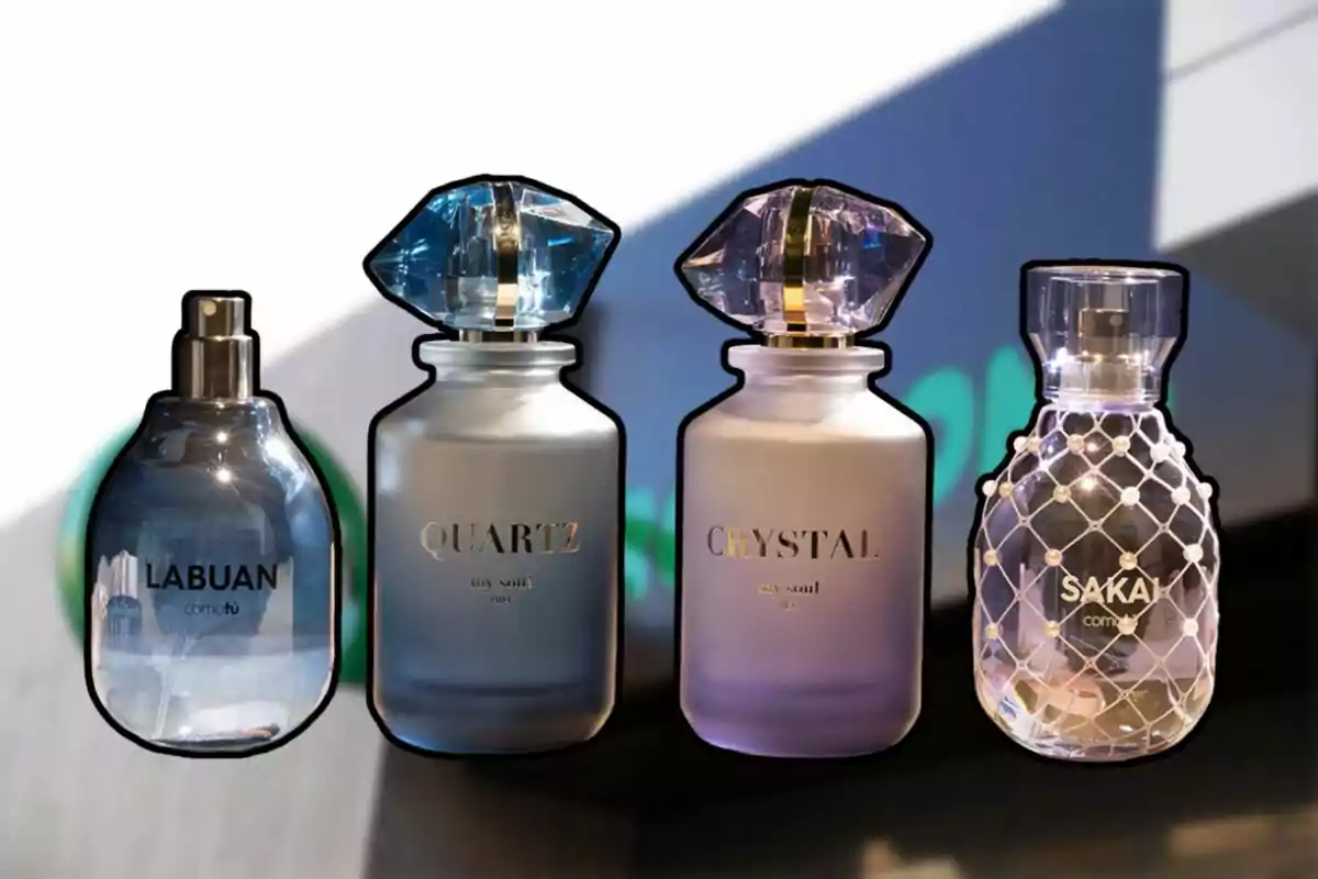 Quatre flascons de perfum de diferents dissenys i colors estan alineats sobre una superfície, cadascun amb un nom diferent a l’etiqueta. Quatre flascons de perfum de diferents dissenys i colors estan alineats sobre una superfície, cadascun amb un nom diferent a l’etiqueta.