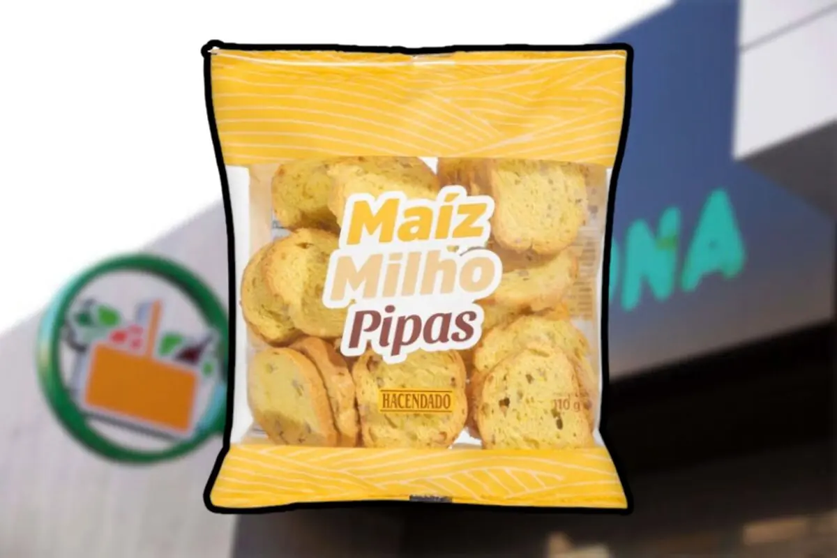 Bossa de pa torrat de blat de moro i pipes de la marca Hacendado davant d’una botiga Mercadona desenfocada