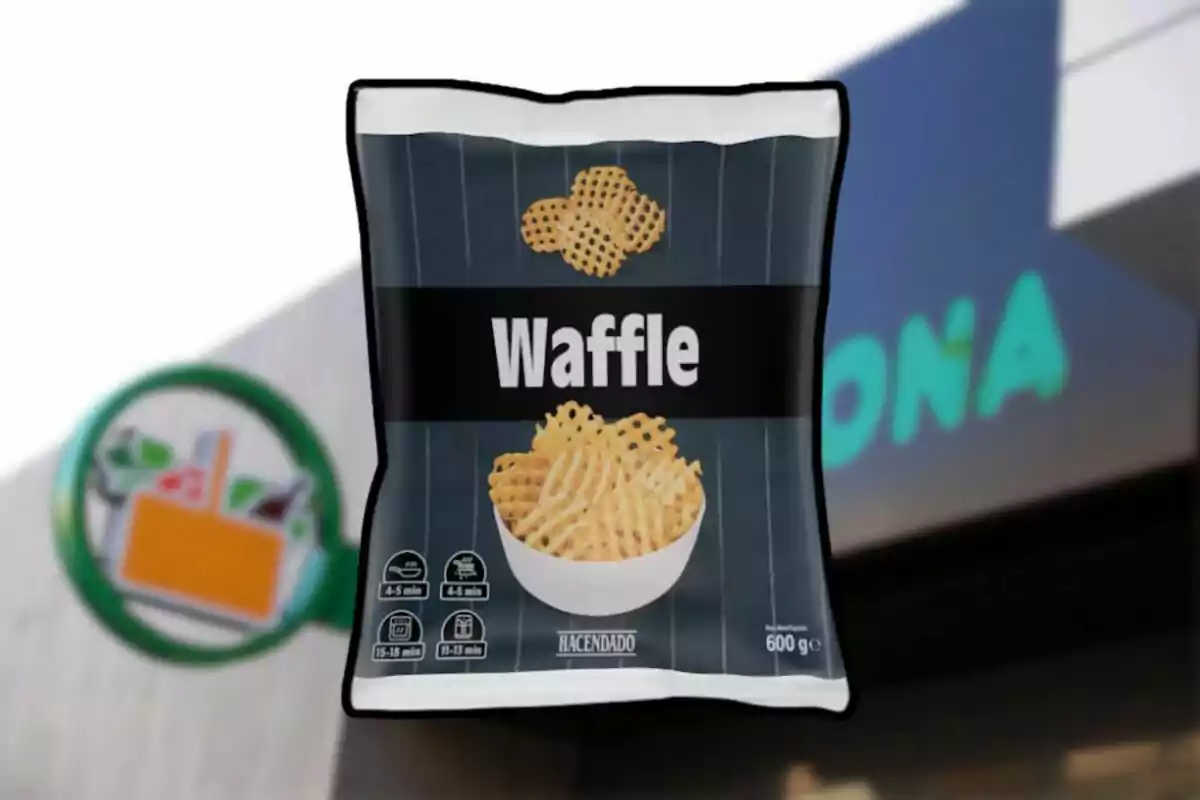 Bossa de patates fregides tipus gofra de la marca Hacendado davant d’una botiga Mercadona desenfocada.