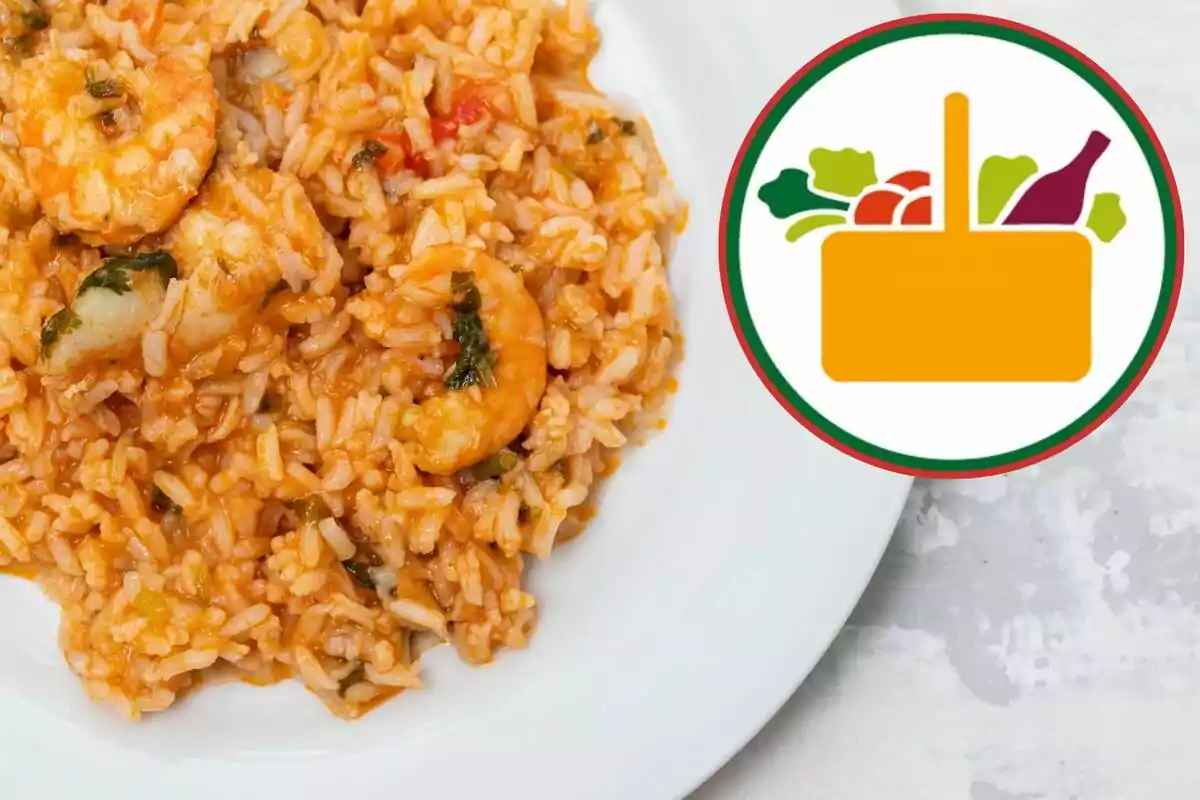 Plat d’arròs amb gambes al costat d’una icona de cistell de supermercat amb verdures i una ampolla Plat d’arròs amb gambes al costat d’una icona de cistell de supermercat amb verdures i una ampolla