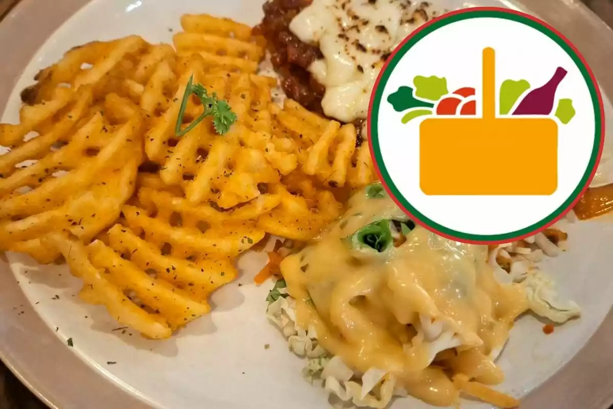 Patates en forma de reixeta acompanyades d’amanida amb amaniment i un logotip de cistella d’aliments a la cantonada superior dreta