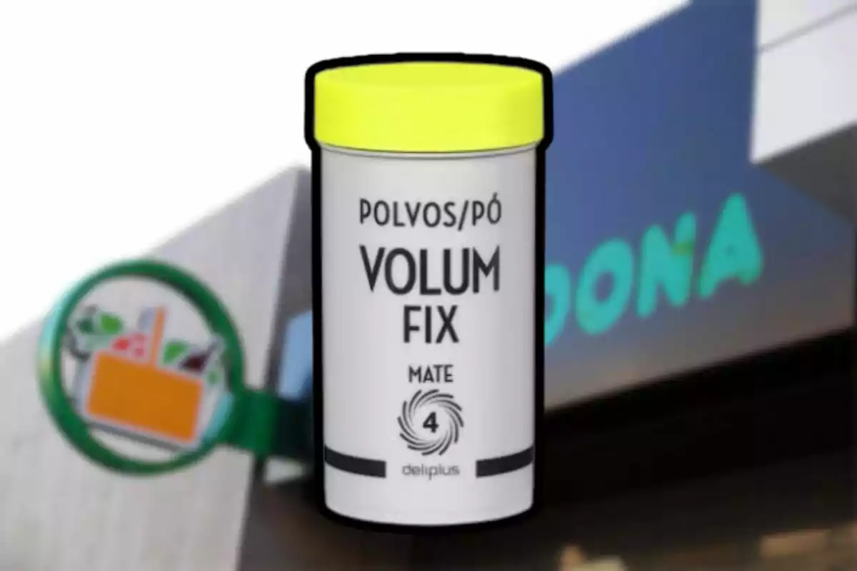 Envàs de pols Volum Fix de la marca Deliplus amb tapa groga davant d’una botiga Mercadona desenfocada