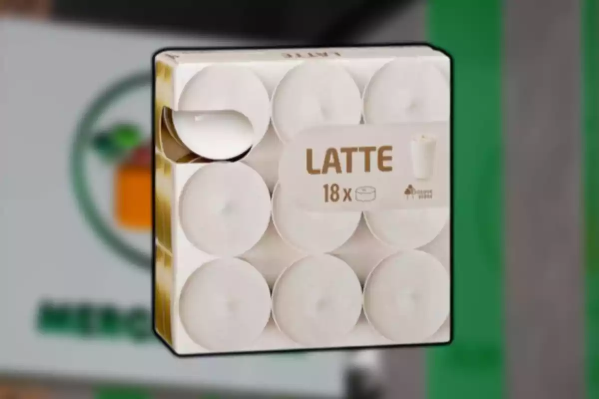 Caja de velas pequeñas color blanco con la palabra latte y la cantidad de 18 unidades en el empaque