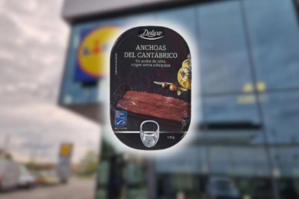 Llauna d’anxoves del Cantàbric de la marca Deluxe davant d’una botiga Lidl desenfocada Llauna d’anxoves del Cantàbric de la marca Deluxe davant d’una botiga Lidl desenfocada