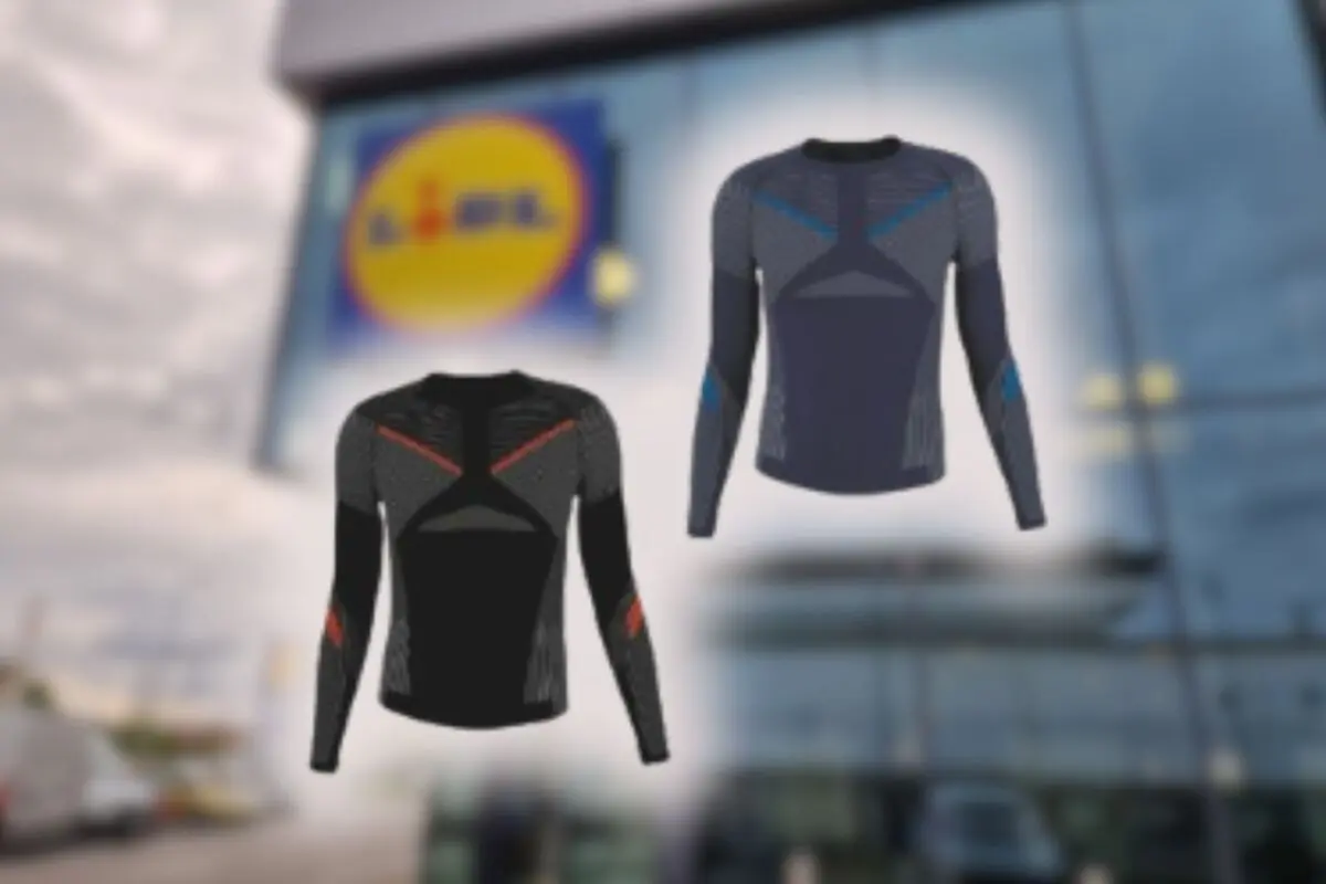 Dues samarretes esportives de màniga llarga en primer pla amb el fons desenfocat d’una botiga Lidl