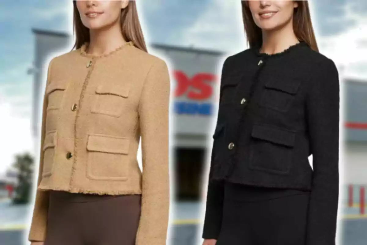Dos mujeres posan usando chaquetas de lana, una en color beige y otra en color negro de Costco, frente a un edificio desenfocado.