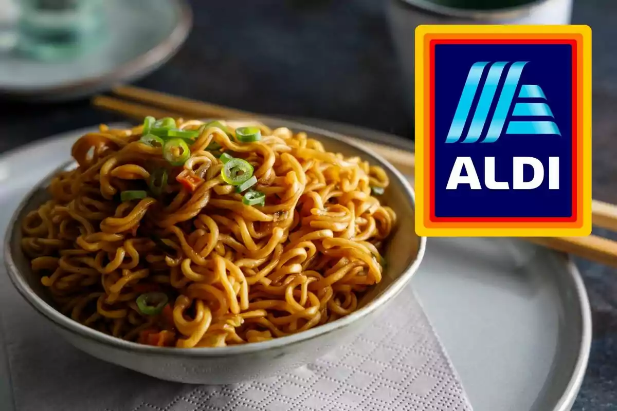 A bowl of instant noodles with chopped scallions next to the ALDI US logo. A bowl of instant noodles with chopped scallions next to the ALDI US logo.