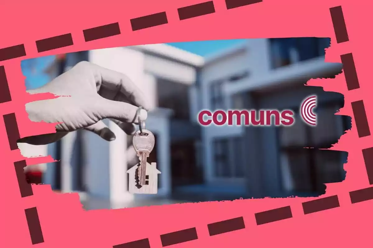 Una mano sostiene unas llaves con un llavero en forma de casa frente a un edificio moderno con el texto comuns sobre un fondo rosa decorativo.