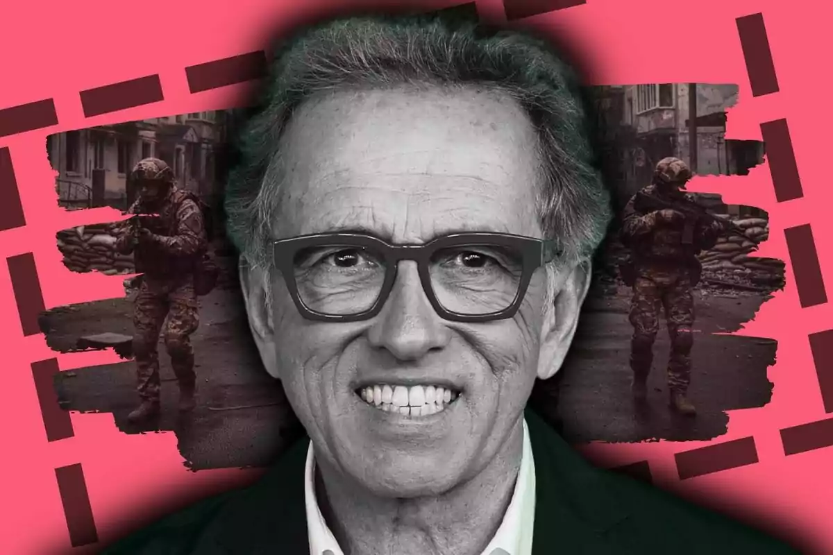 Jordi Hurtado amb ulleres somriu en primer pla, mentre al fons es veuen dos soldats armats en una zona urbana destruïda, tot sobre un fons rosa amb detalls gràfics.