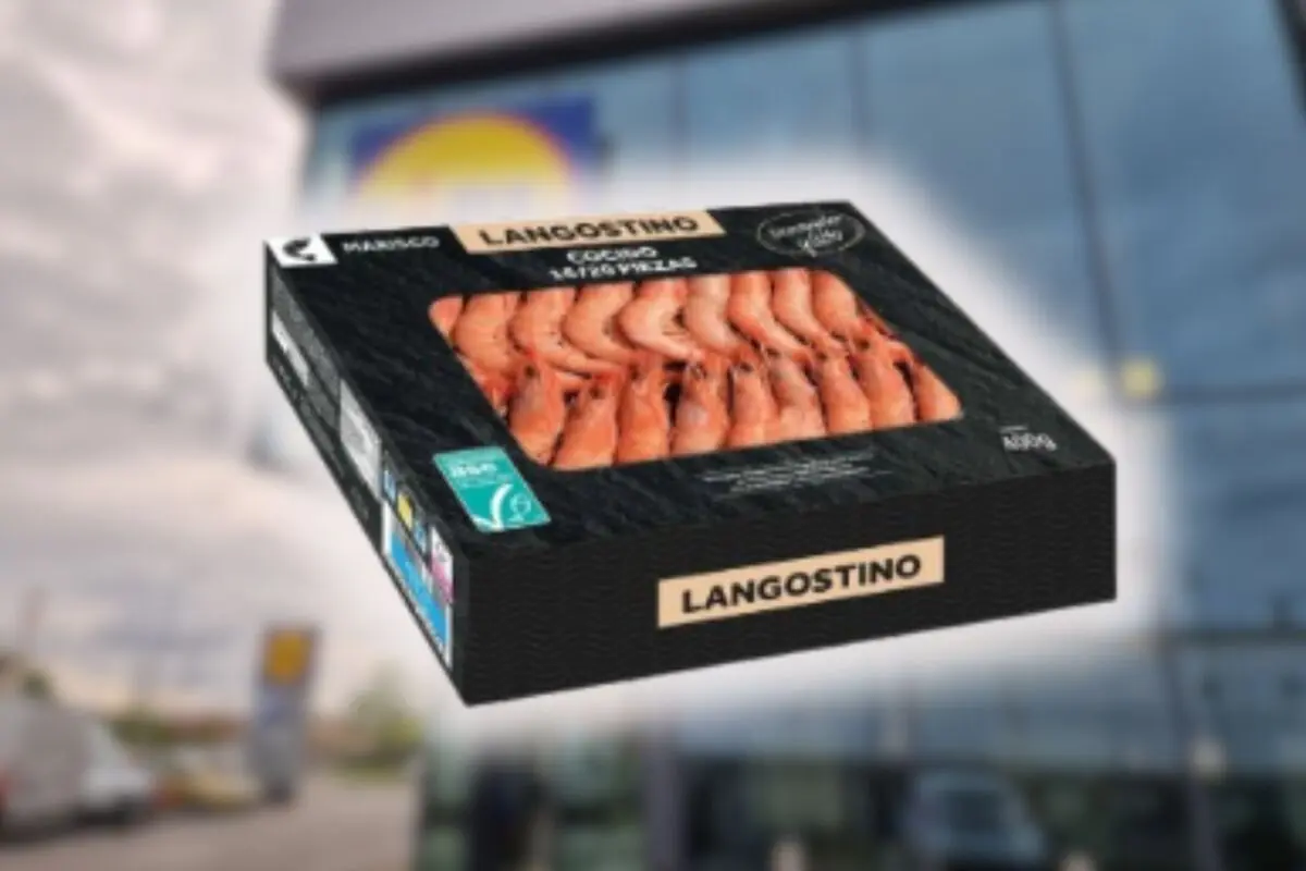 Caixa de llagostins congelats en primer pla amb un supermercat desenfocat al fons Caixa de llagostins congelats en primer pla amb un supermercat desenfocat al fons