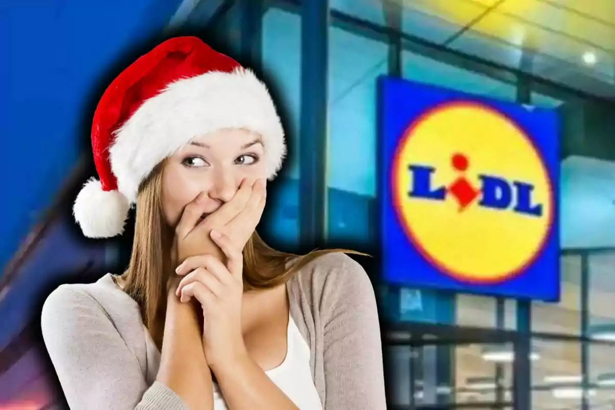 Dona amb gorro de Nadal somrient i tapant-se la boca davant d’una botiga Lidl