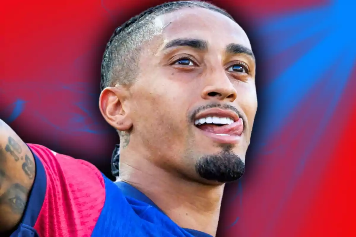 Futbolista amb samarreta blava i vermella celebrant amb un fons difuminat en tons vermells i blaus