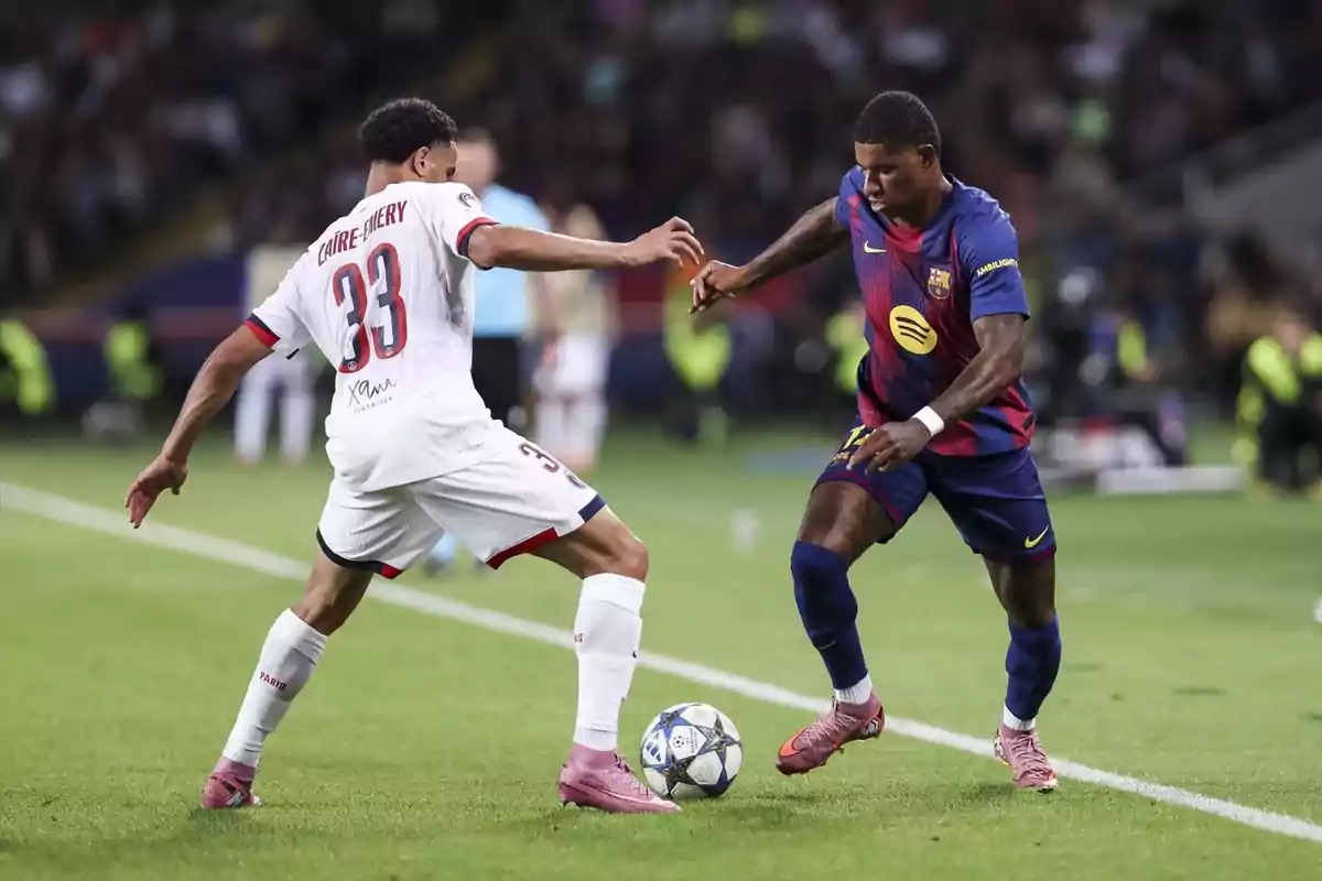 Dos futbolistes disputen la pilota durant un partit entre el PSG i el Barcelona.