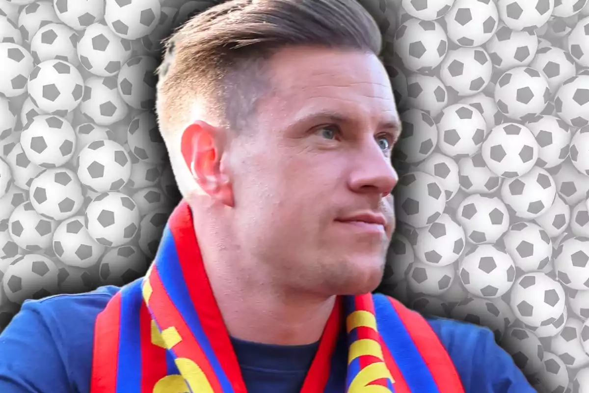 Home amb bufanda blava i vermella davant d’un fons ple de pilotes de futbol blanques amb pentàgons negres