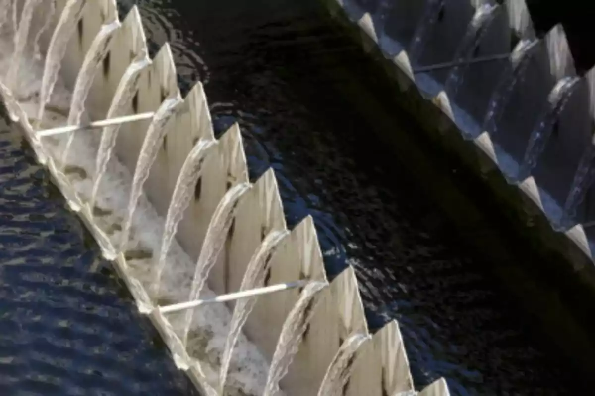 Corriente de agua fluyendo a través de una estructura de separación en una planta de tratamiento. Corriente de agua fluyendo a través de una estructura de separación en una planta de tratamiento.