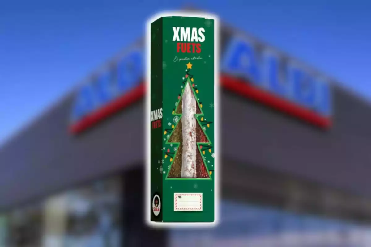 Caja verde de embutido navideño con diseño de árbol de Navidad y el texto Xmas Fuets frente a una tienda Aldi desenfocada.
