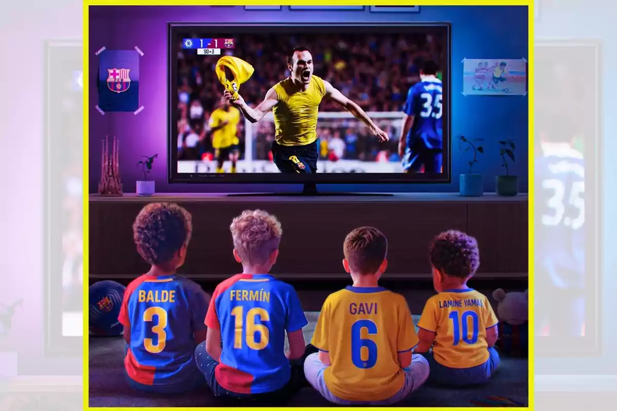 Cuatro niños con camisetas del Barcelona están sentados en el suelo viendo en la televisión un famoso gol de Andrés Iniesta contra el Chelsea