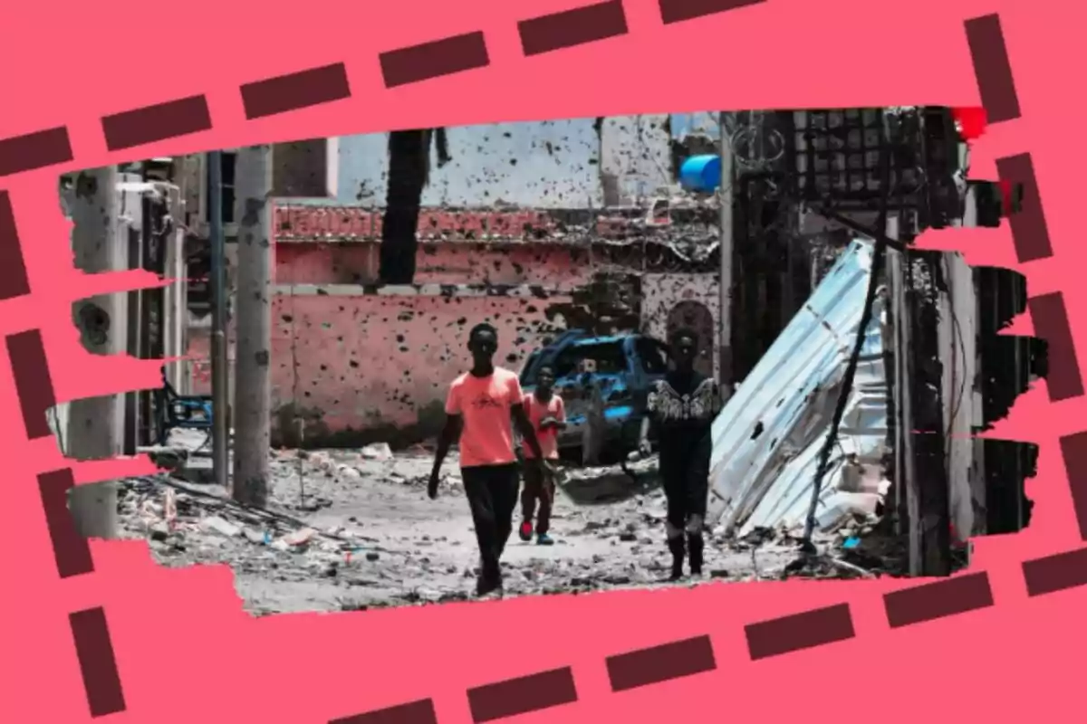 Tres personas caminan por una calle en ruinas con edificios y un auto dañados al fondo en Sudán, todo enmarcado por un diseño gráfico rosa.