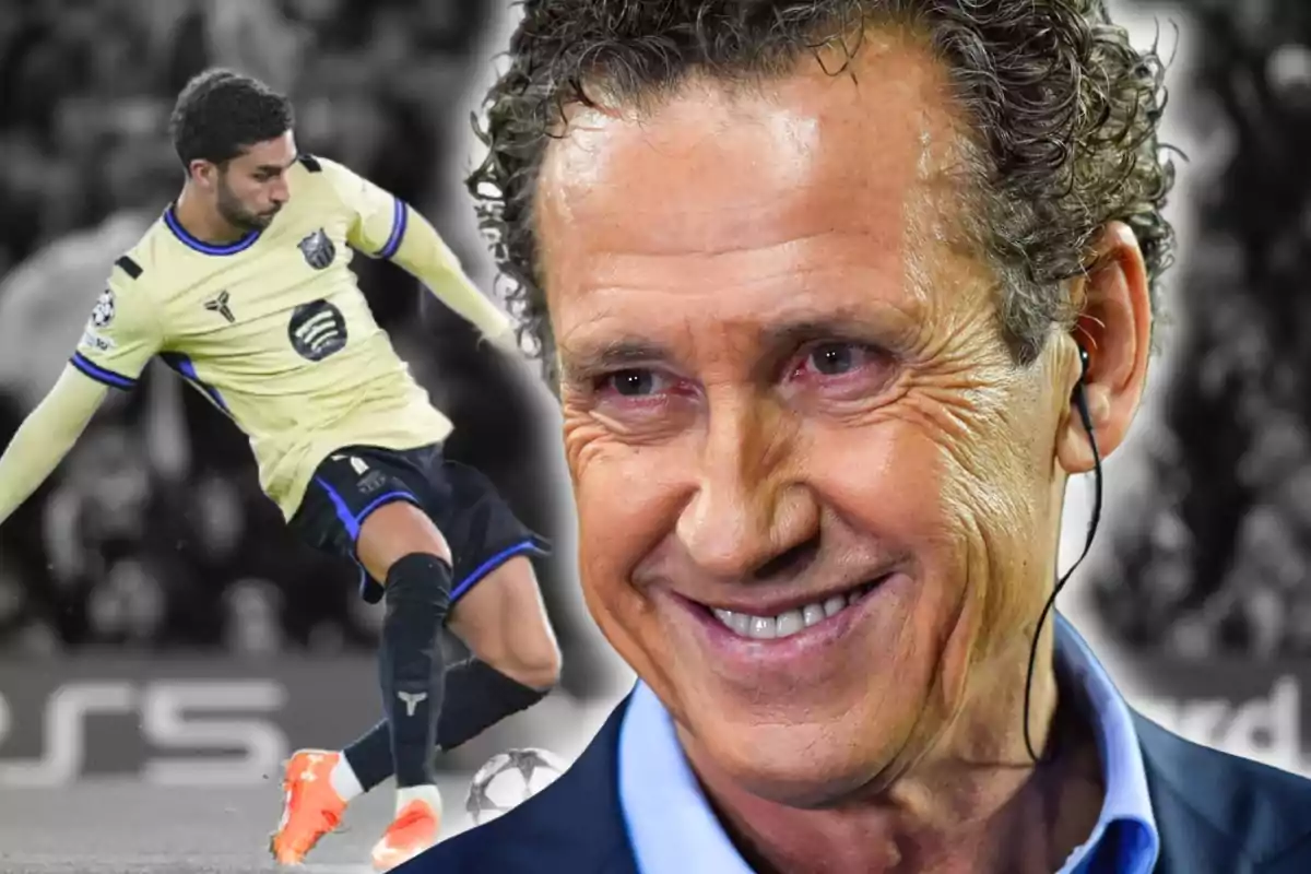 Un hombre sonriente en primer plano con un auricular y al fondo un futbolista vestido de amarillo pateando un balón en un estadio