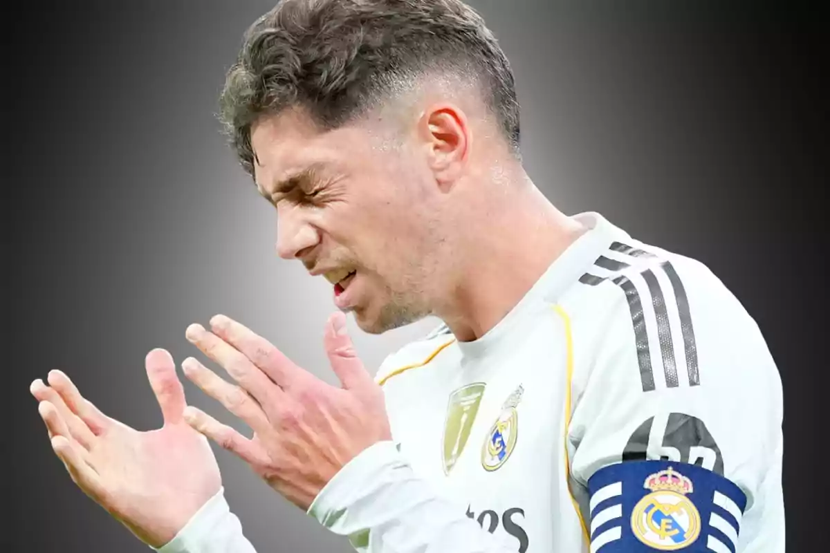 Futbolista del Reial Madrid amb gest de frustració i el braçalet de capità