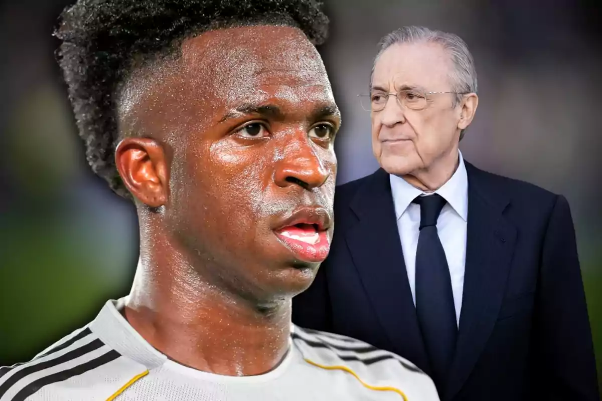 Primer pla d’un futbolista suat amb expressió seriosa i un home gran amb vestit al fons observant.