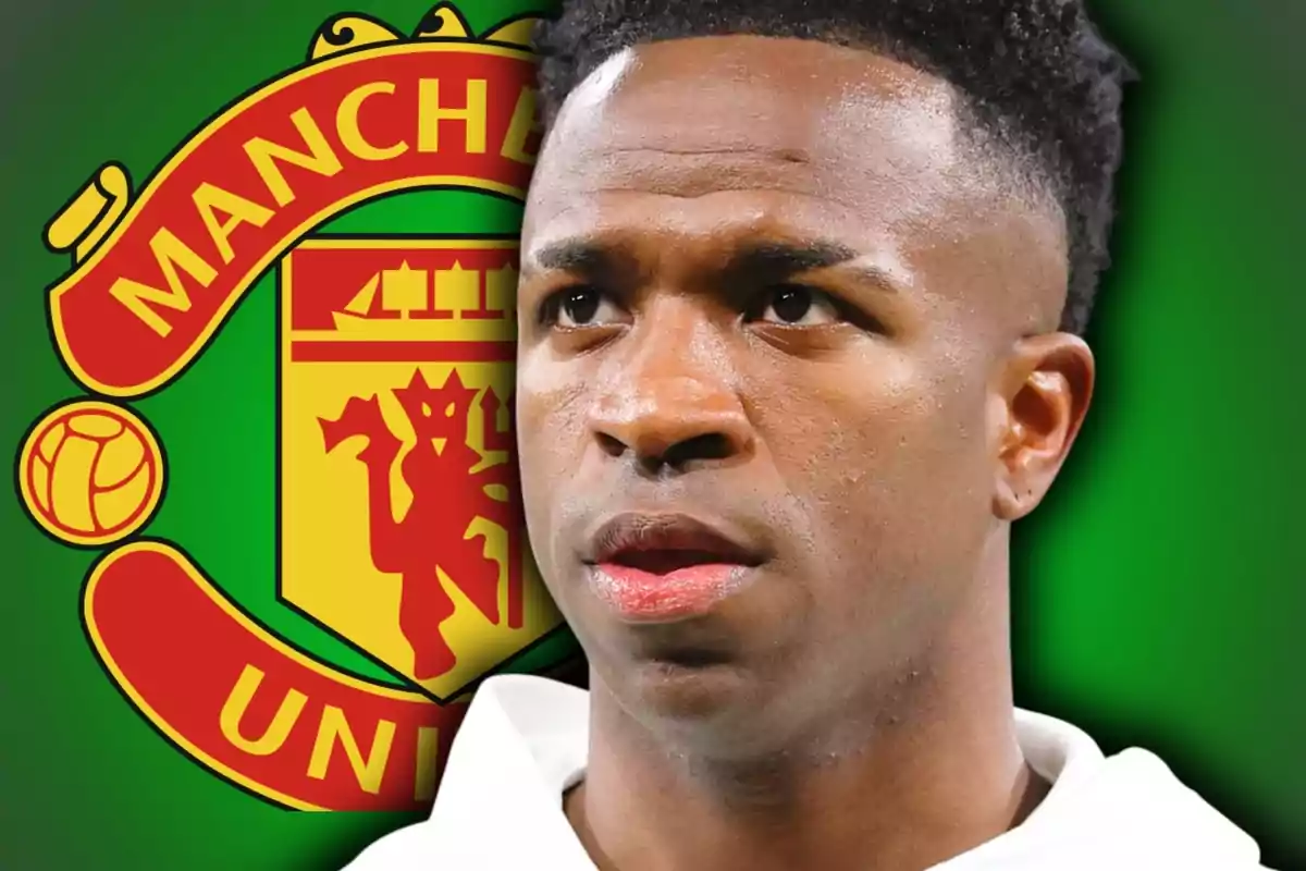 Futbolista con expresión seria frente al escudo del Manchester United sobre fondo verde