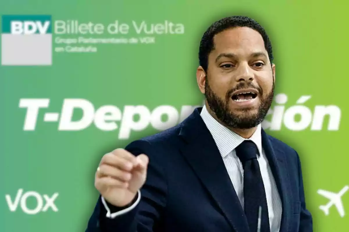Hombre de traje hablando frente a un fondo verde con logotipos y texto relacionado con VOX y deportación