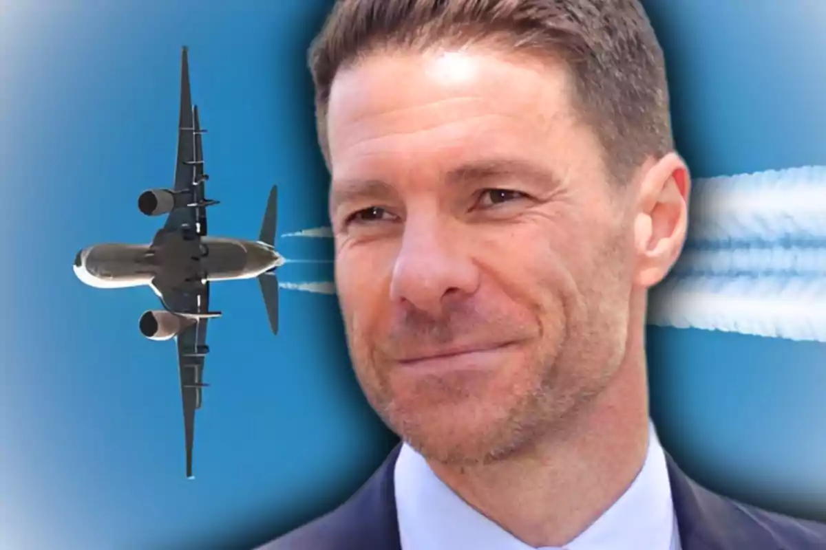 Un avión volando en el cielo con la imagen de un hombre sonriente en primer plano sobre un fondo azul.