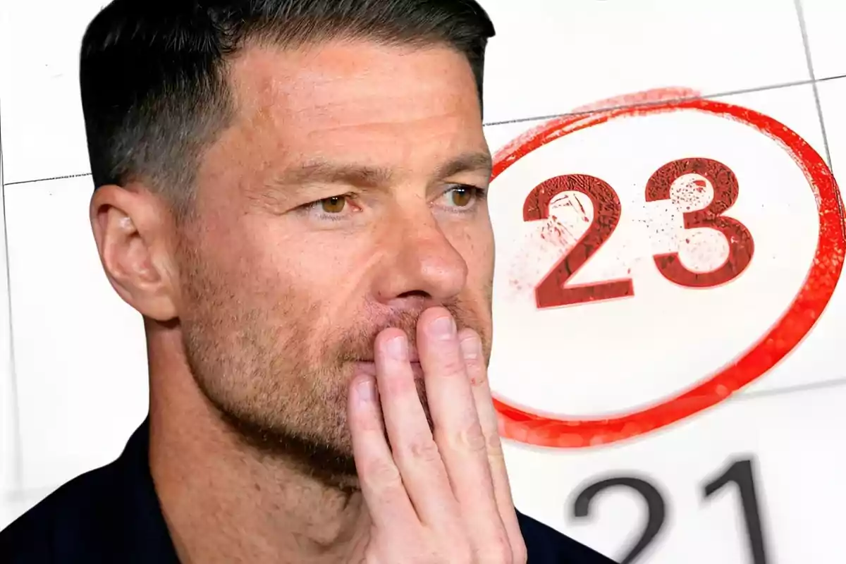 Hombre pensativo con la mano en la boca frente a un calendario con el número 23 marcado en rojo