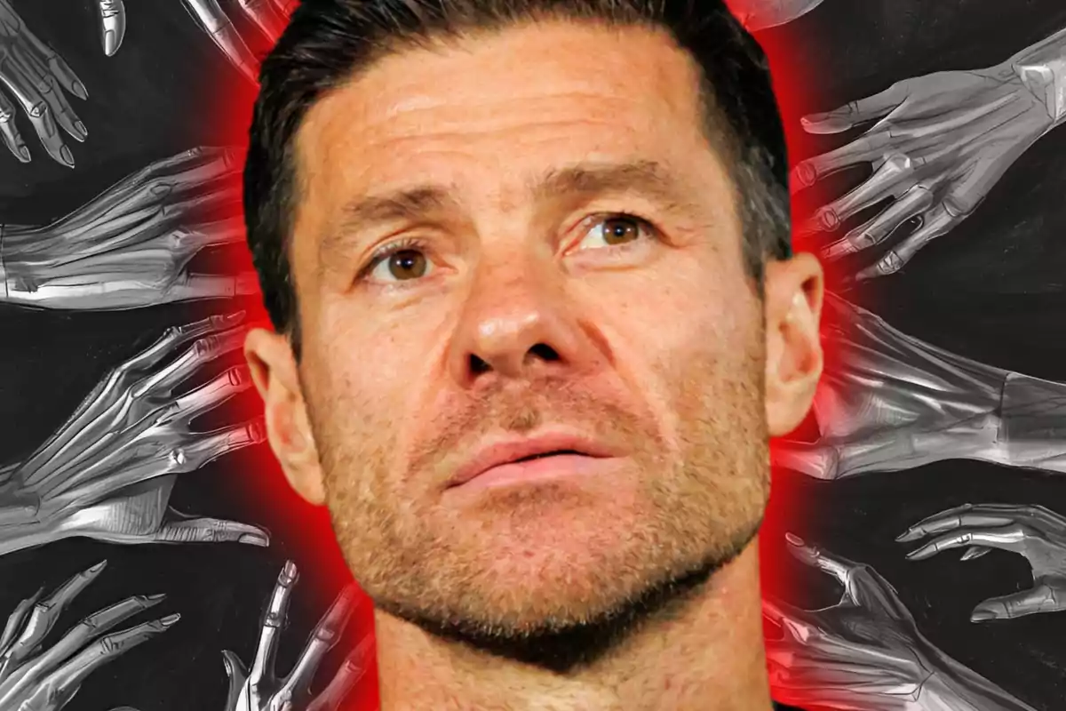 Primer plano de un hombre con expresión seria sobre un fondo oscuro con ilustraciones de manos y un resplandor rojo detrás de su cabeza