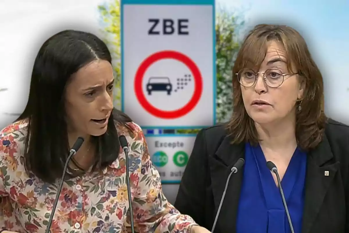 Dues dones debatent davant de micròfons amb un senyal de zona de baixes emissions de fons