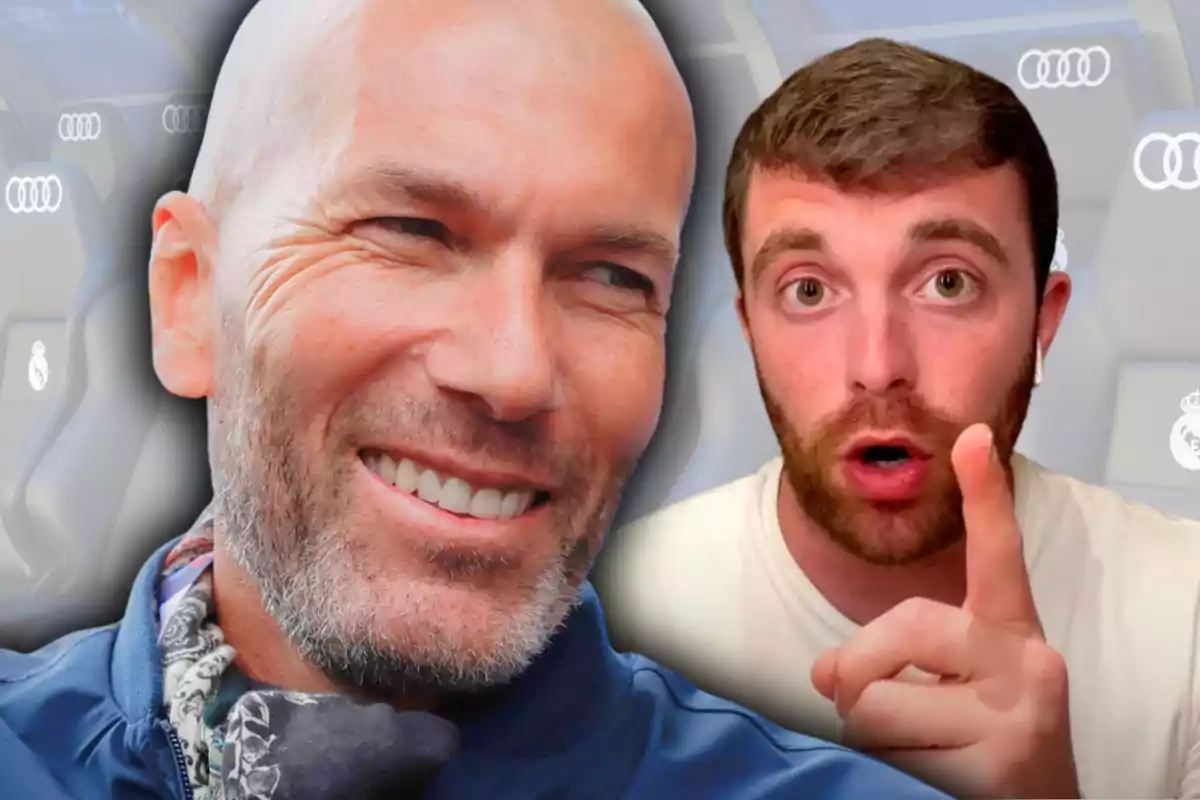 Dos hombres en primer plano, uno sonriente y otro señalando con el dedo, con asientos de un estadio de fondo.