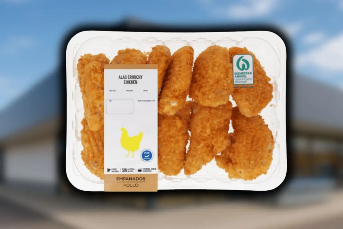 Bandeja de alas de pollo empanadas crujientes de Aldi envasadas con etiqueta frontal en español y sello de bienestar animal.