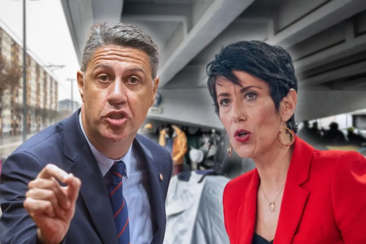 Dos personas vestidas de traje discuten en primer plano bajo un puente urbano con tiendas de campaña al fondo