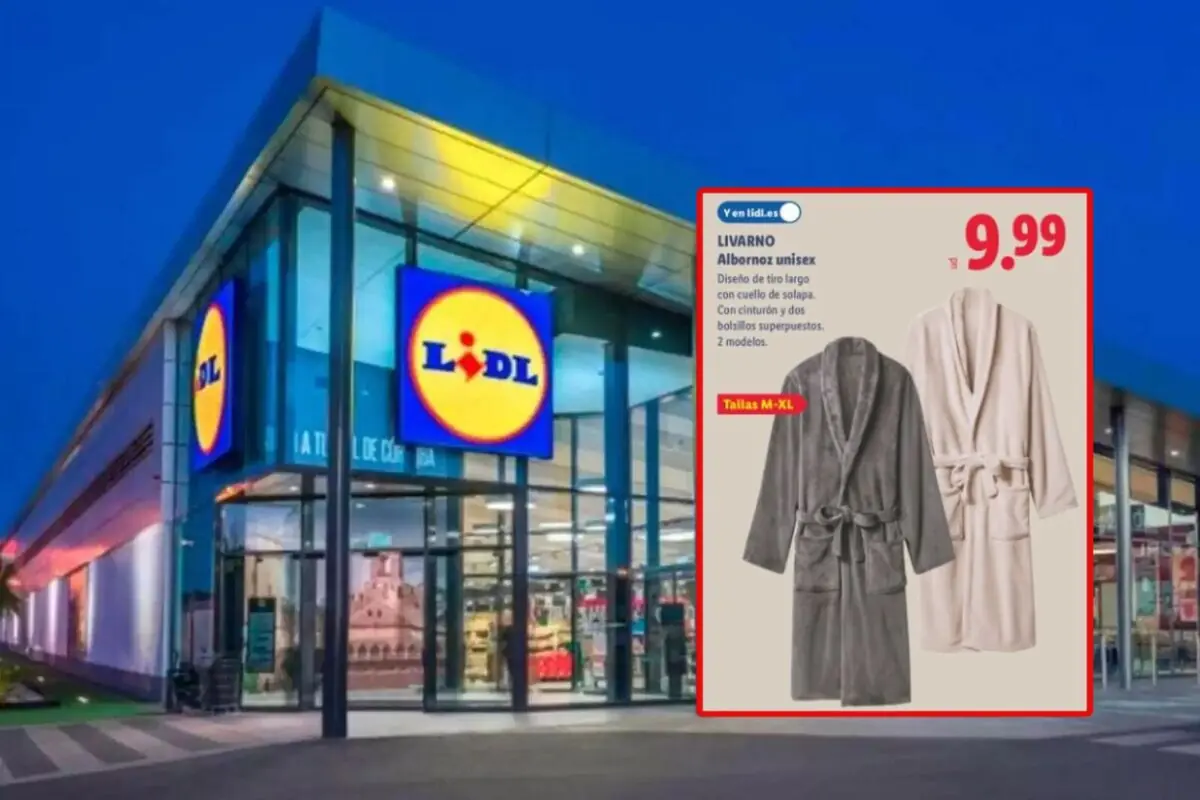 Fachada de una tienda Lidl con un anuncio de albornoces unisex en oferta por 9,99 euros en tallas M a XL en dos colores diferentes