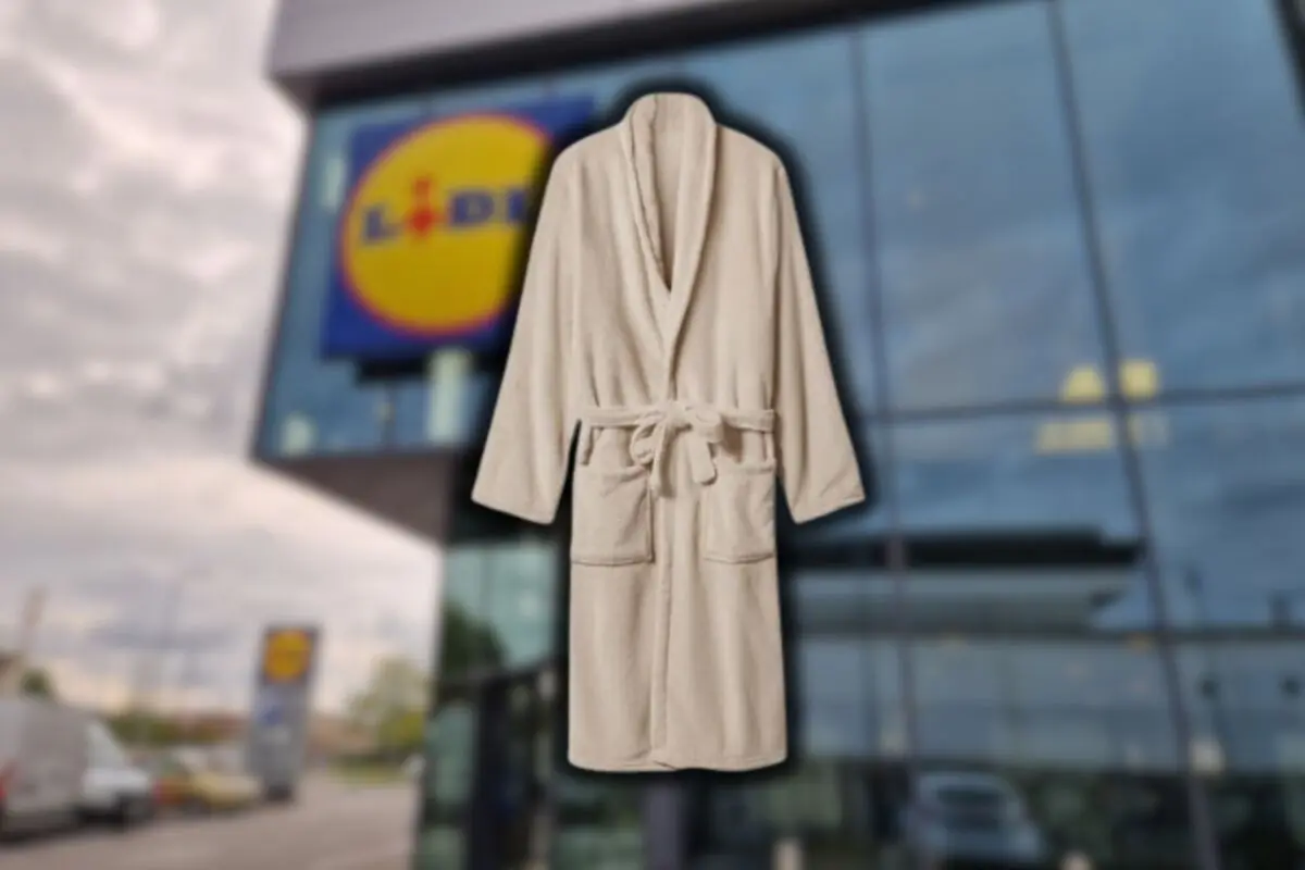 Bata de baño color beige con cinturón y bolsillos al frente de una tienda Lidl desenfocada.