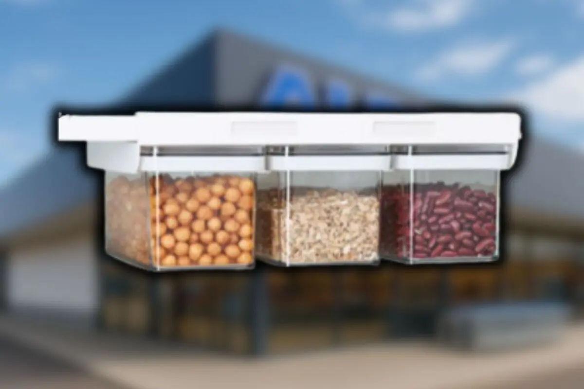 Tres recipientes transparentes con diferentes alimentos secos montados en una estructura blanca organizativa de Aldi sobre un fondo desenfocado. Tres recipientes transparentes con diferentes alimentos secos montados en una estructura blanca organizativa de Aldi sobre un fondo desenfocado.