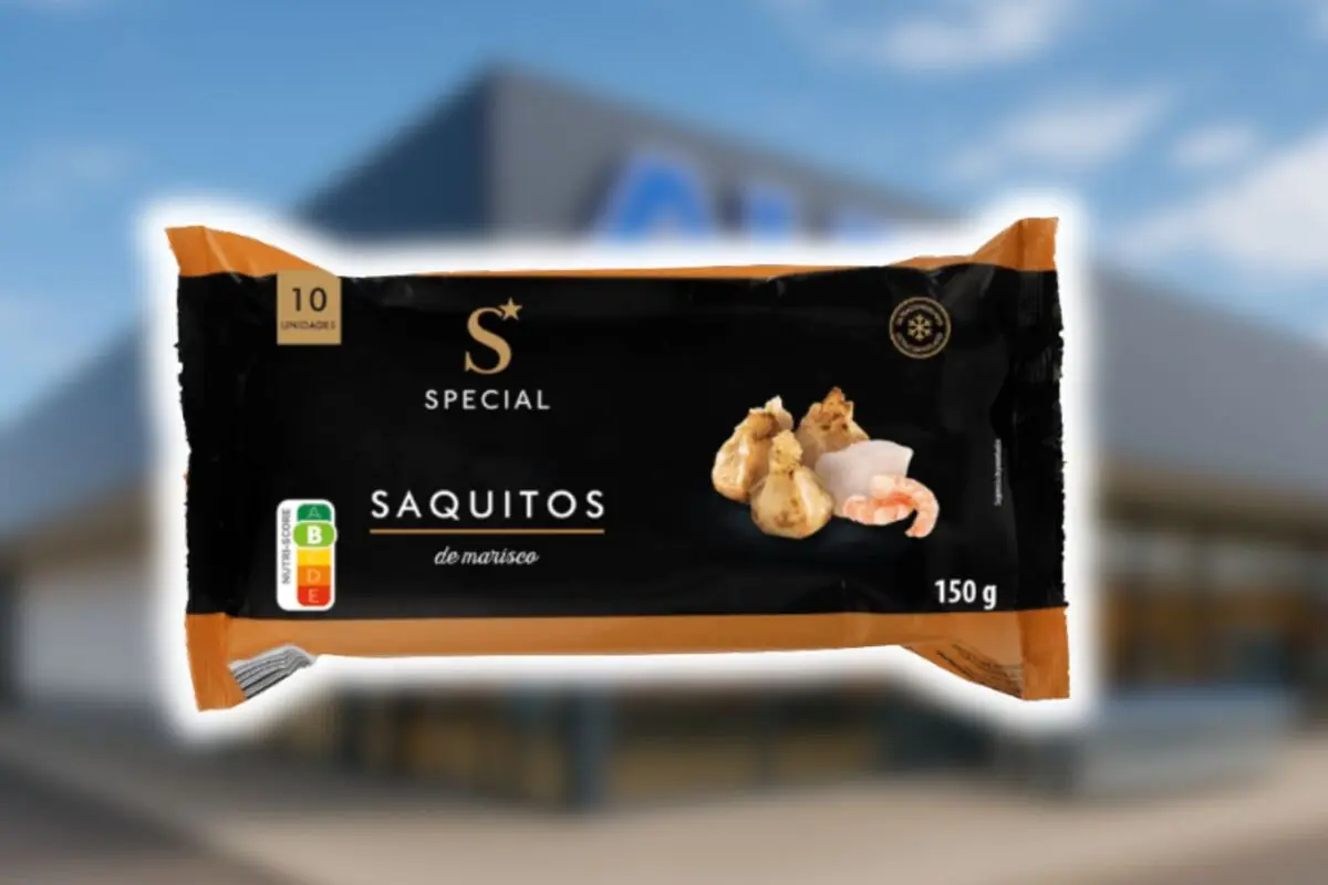 Paquete de saquitos de marisco Special con 10 unidades y 150 gramos frente a un fondo desenfocado de un supermercado Aldi.