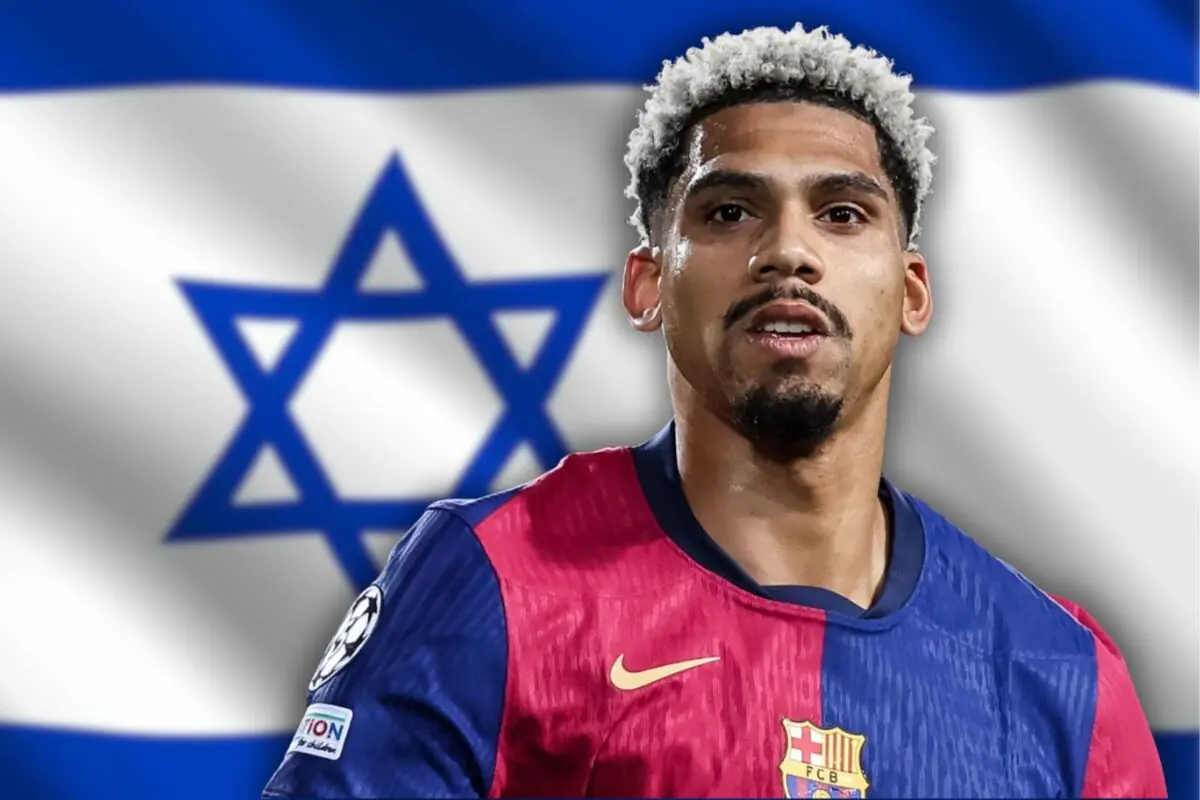 Futbolista amb l’uniforme del Barcelona davant d’una bandera d’Israel