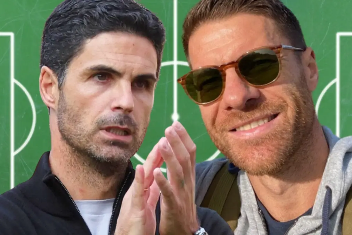 Dos hombres en primer plano frente a un fondo de cancha de fútbol uno de ellos lleva gafas de sol y sonríe mientras el otro parece estar hablando o explicando algo