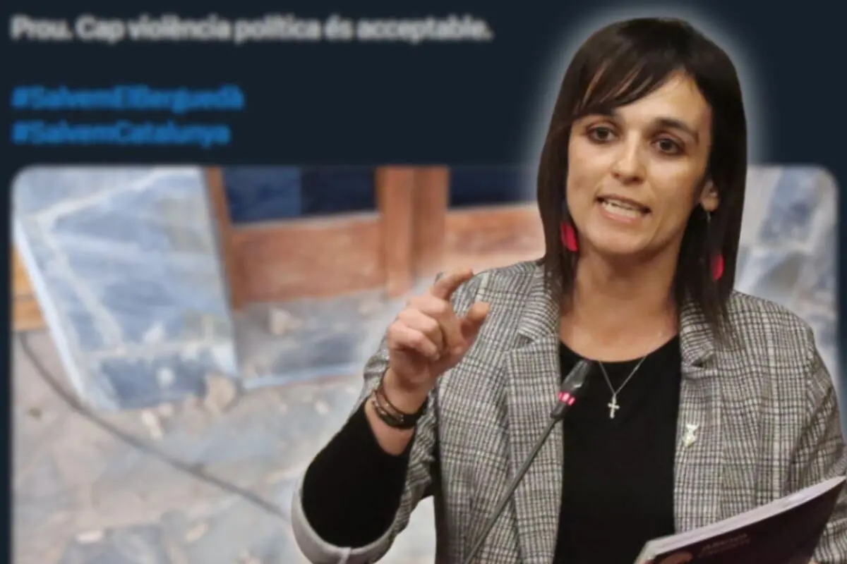 Mujer hablando en público con micrófono y fondo de mensaje en redes sociales desenfocado
