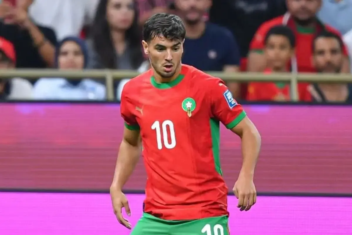 Futbolista con el uniforme rojo y verde de la selección de Marruecos durante un partido