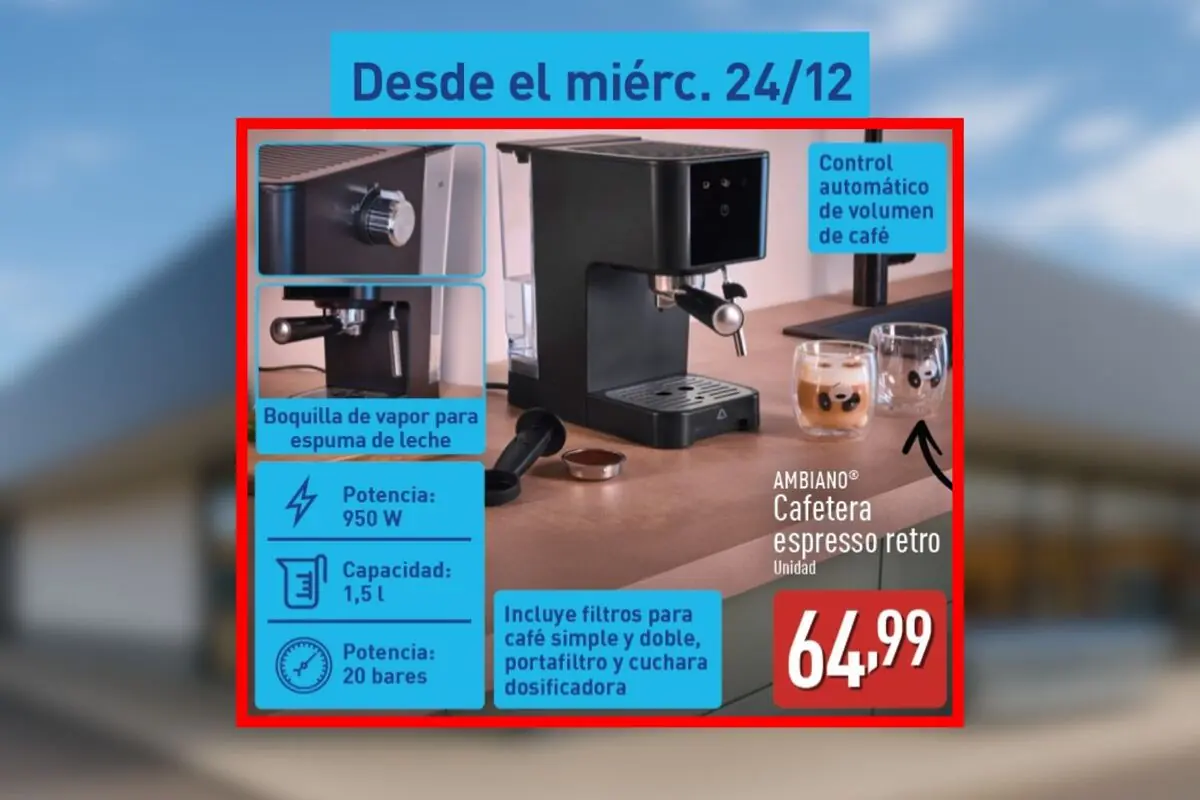 Anuncio de cafetera espresso retro Ambiano de Aldi en encimera de cocina con detalles de potencia 950 W, 20 bares, depósito de 1,5 litros, boquilla de vapor para espuma de leche, filtros y accesorios incluidos y precio 64,99 disponible desde el miércoles, 24 de diciembre.